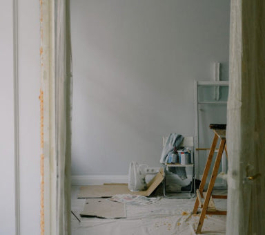 Travaux de rénovation intérieure avec préparation des murs et finitions avant peinture