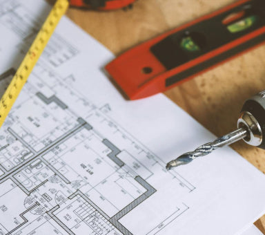 Plan d’aménagement intérieur avec outils de chantier pour préparation de travaux de rénovation et construction