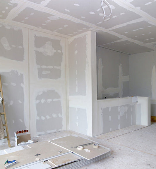 Pose de plaques de plâtre et création de cloisons intérieures en cours de rénovation complète d’un logement